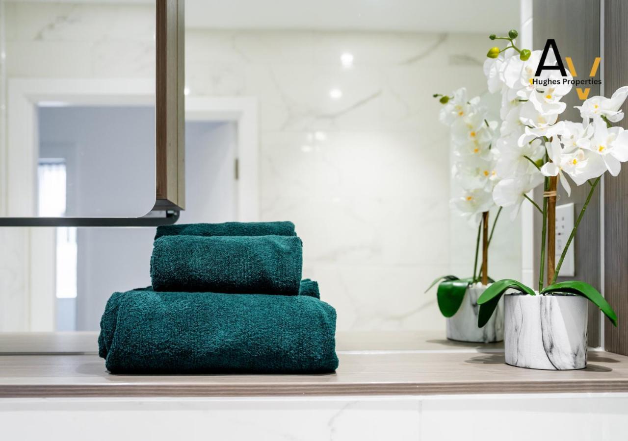Modern Two-Bedroom Apartment - Central Location, Free Wi-Fi, Ideal For Long Stays By Av Hughes Properties Милтън Кейнс Екстериор снимка