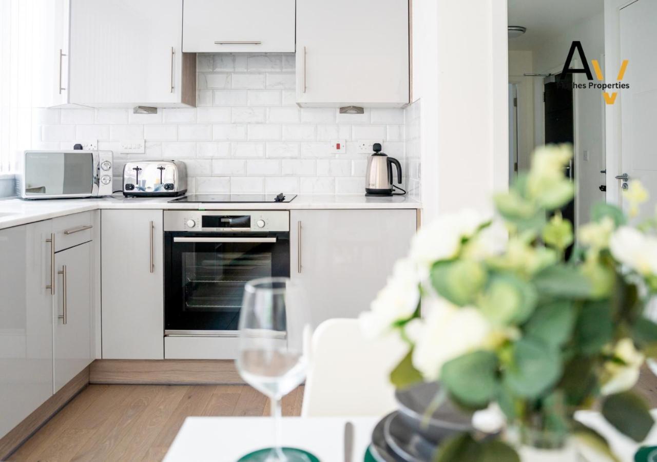 Modern Two-Bedroom Apartment - Central Location, Free Wi-Fi, Ideal For Long Stays By Av Hughes Properties Милтън Кейнс Екстериор снимка