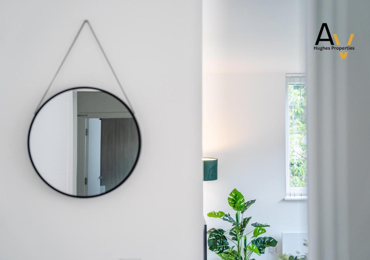 Modern Two-Bedroom Apartment - Central Location, Free Wi-Fi, Ideal For Long Stays By Av Hughes Properties Милтън Кейнс Екстериор снимка