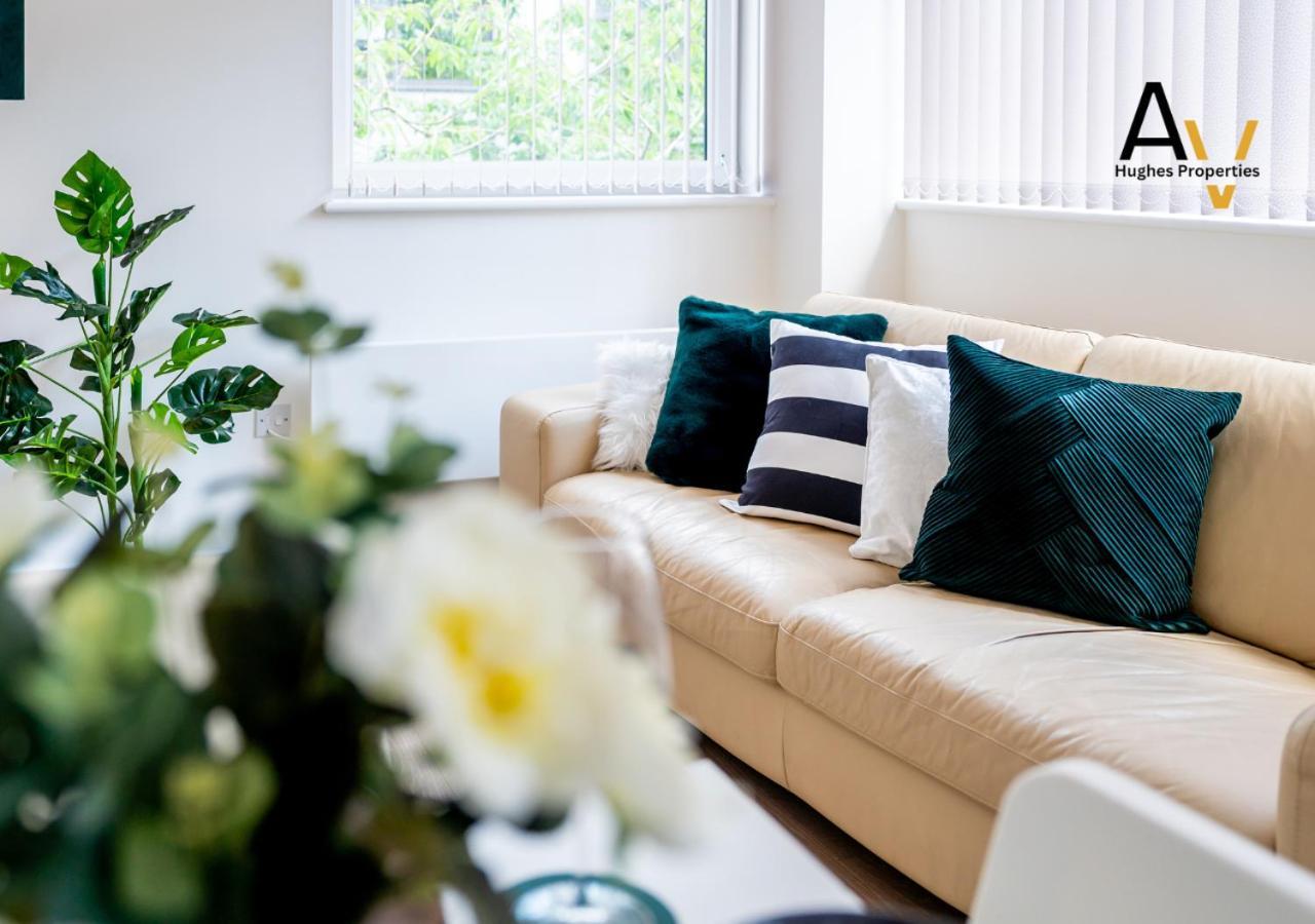 Modern Two-Bedroom Apartment - Central Location, Free Wi-Fi, Ideal For Long Stays By Av Hughes Properties Милтън Кейнс Екстериор снимка