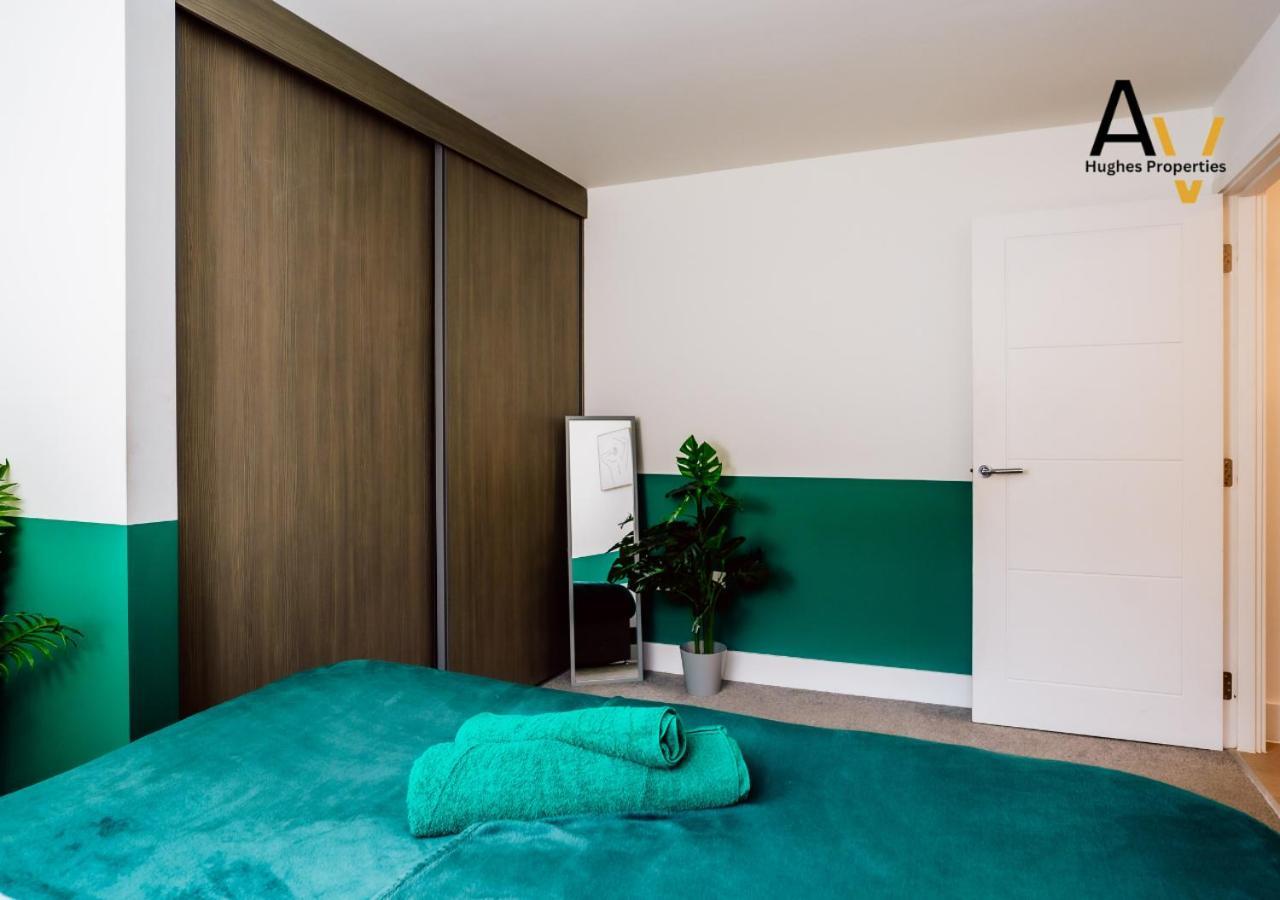 Modern Two-Bedroom Apartment - Central Location, Free Wi-Fi, Ideal For Long Stays By Av Hughes Properties Милтън Кейнс Екстериор снимка