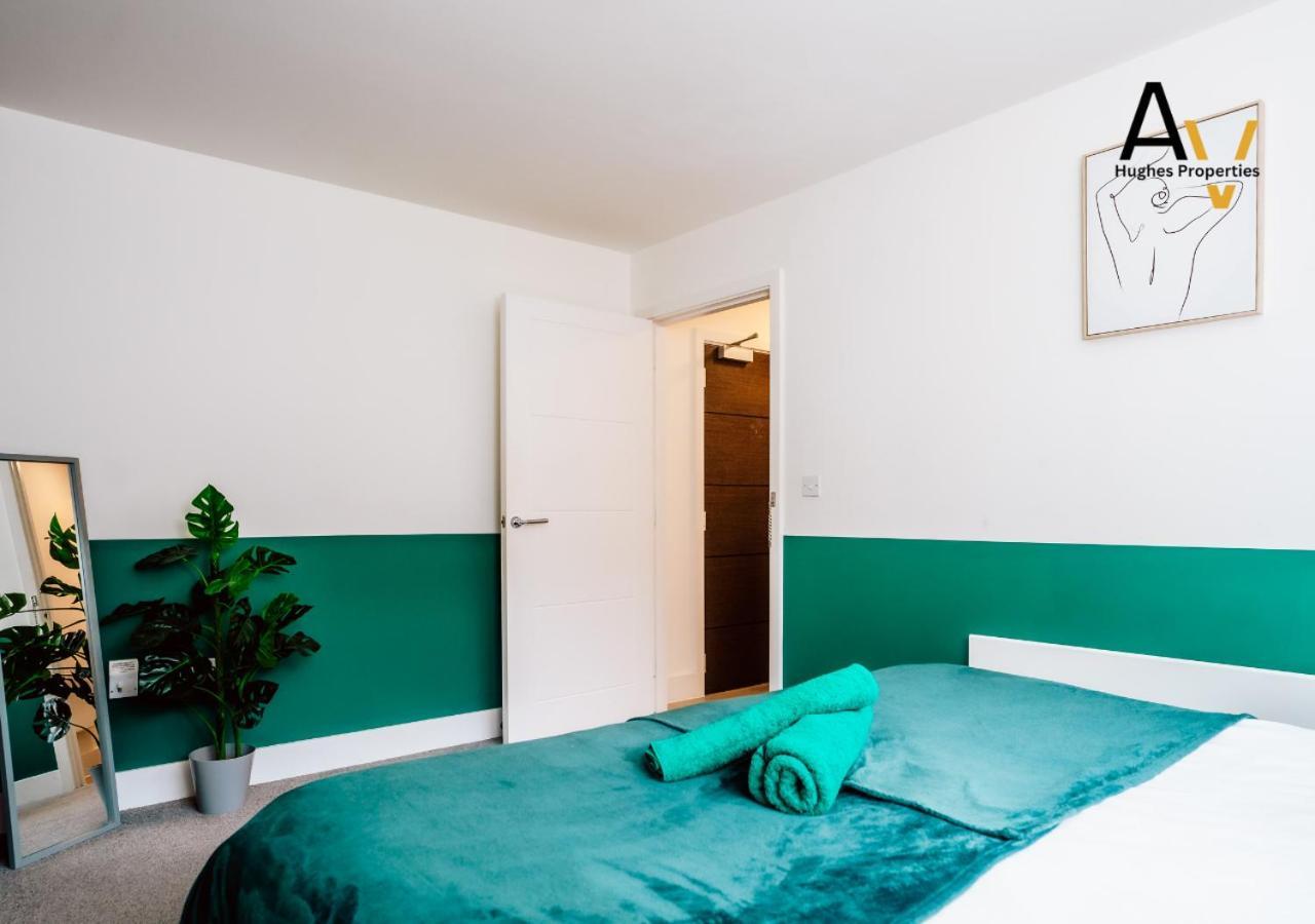 Modern Two-Bedroom Apartment - Central Location, Free Wi-Fi, Ideal For Long Stays By Av Hughes Properties Милтън Кейнс Екстериор снимка